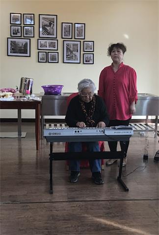 徐老和朱姨合奏《我和我的祖国》的副本.jpg